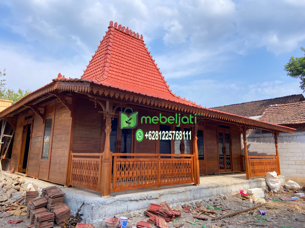 Gaya Baru Rumah Kayu dengan Atap Genteng Kodok Super Soka Cat Merah
